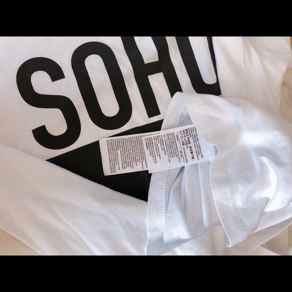 ⛔️SOLD⛔️Levi's tee - Picture 2 of 4